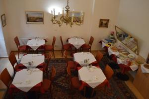 Restaurace v ubytování Hotel Pension Walzerstadt + 24 fotografií