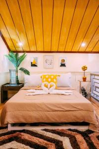Ένα ή περισσότερα κρεβάτια σε δωμάτιο στο Palompon kalimba de luna Villa Inn