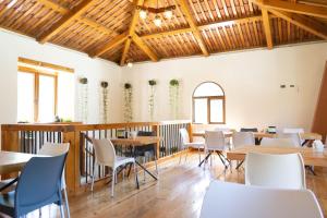 um restaurante com tectos e mesas e cadeiras de madeira em Casa Montana Hotel em Chichicastenango