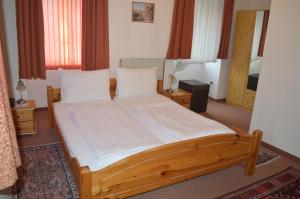Postel nebo postele na pokoji v ubytování Hotel Pension Walzerstadt