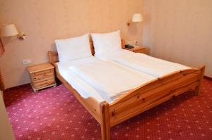 Postel nebo postele na pokoji v ubytování Hotel Pension Walzerstadt
