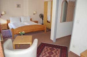 Postel nebo postele na pokoji v ubytování Hotel Pension Walzerstadt