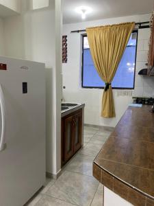 a kitchen with a sink and a window at CASA CON JACUZZI CENTRO PEREIRA in Pereira