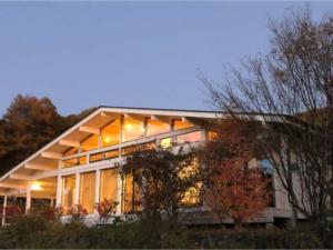 uma casa com grandes janelas do lado em Polar Haus NishiKaruisawa1 - Vacation STAY 87981v em Oiwake