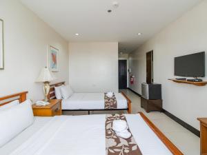TV a/nebo společenská místnost v ubytování Main Hotel & Suites