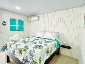 En eller flere senger på et rom på Posada Camp Inn Providencia