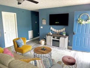 uma sala de estar com um sofá e uma televisão em Cozy house near Douglas Lake Family and Pet friendly Quiet location em Sevierville