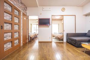 salon z kanapą i telewizorem w obiekcie nestay apartment tokyo akihabara 2A w Tokio