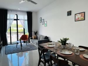 - un salon avec une table et un canapé dans l'établissement Desaru Johor by Glex, à Desaru