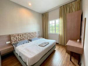 Giường trong phòng chung tại PLAY at Iris Resort Tanah Rata