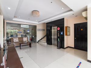 Fuajee või vastuvõtt majutusasutuses Main Hotel & Suites