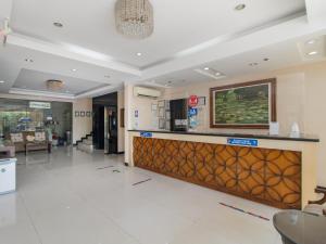 una hall di un ospedale con bancone della reception di Main Hotel & Suites a Cebu City