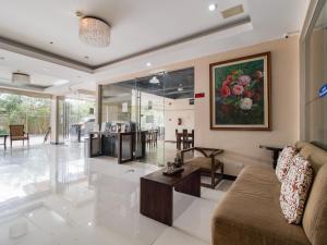 Istumisnurk majutusasutuses Main Hotel & Suites