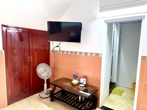 TV a/nebo společenská místnost v ubytování Ngo House Villa