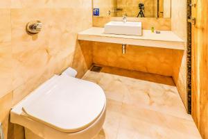 Ein Badezimmer in der Unterkunft Hotel Byaris International By Bizzgrow Hotels
