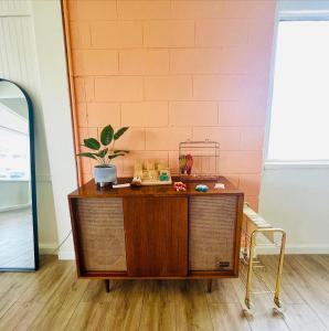 a dressing table with a mirror and a plant on it at The Postcard Motel in Seligman