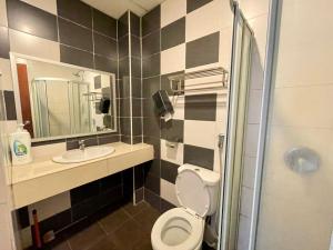 Phòng tắm tại PLAY at Iris Resort Tanah Rata