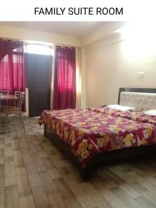Ένα ή περισσότερα κρεβάτια σε δωμάτιο στο Odyssey Stays Naina Homestay