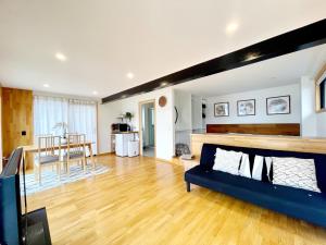 uma sala de estar com um sofá azul e uma mesa em Lakeview Unit em Queenstown