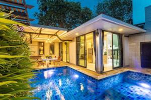 una piscina di fronte a una casa di Nut & Non Pool Villa by Duangtham a Ban Khlong Haeng