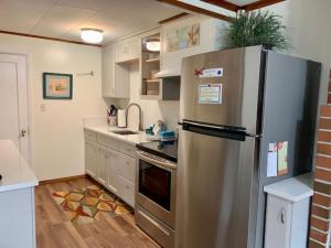 Virtuvė arba virtuvėlė apgyvendinimo įstaigoje Anchorage Cottages