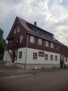ein großes rot-weißes Gebäude mit einem Gamer-Dach in der Unterkunft Wohnung 4 - a69943 in Spiegelberg