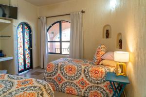 a bedroom with two beds and a window at Casa Kootenay Waterfront Bnb in La Paz +62 photos