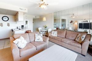 uma sala de estar com dois sofás castanhos e uma cozinha em Golden Sands 1208 em Ocean City