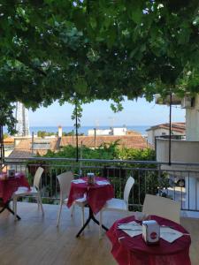 d'une terrasse avec tables et chaises et vue sur l'océan. dans l'établissement B&B Leonida, à Tropea