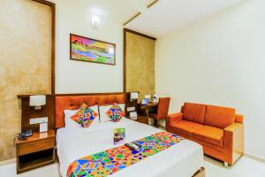 Postel nebo postele na pokoji v ubytování FabHotel Empire Suite - Nr Mumbai International Airport