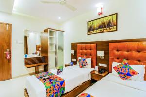 Postel nebo postele na pokoji v ubytování FabHotel Empire Suite - Nr Mumbai International Airport