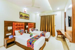 Postel nebo postele na pokoji v ubytování FabHotel Empire Suite - Nr Mumbai International Airport + 21 fotografií