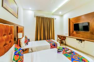 TV a/nebo společenská místnost v ubytování FabHotel Empire Suite - Nr Mumbai International Airport