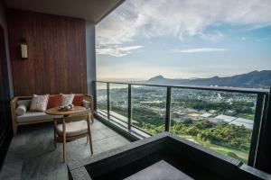 Cette chambre dispose d'un balcon avec une table et une chaise. dans l'établissement ANA InterContinental Beppu Resort & Spa, an IHG Hotel, à Beppu