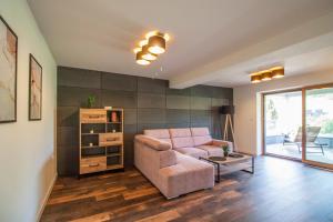 ein Wohnzimmer mit Couch und Tisch in der Unterkunft APARTAMENTY O&M Zawóz in Zawóz