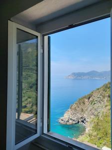 a window with a view of the ocean at La casa di Zefiro in Corniglia