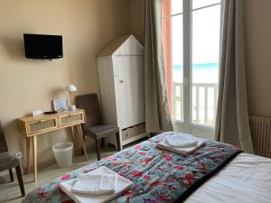Un pat sau paturi într-o cameră la La Maison Des Galets sur le front de mer