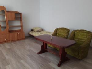 Noclegi u Janinki في أوستروفيتس شفينتوكجسكي: غرفة معيشة مع أريكة وطاولة قهوة