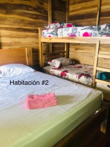 Postel nebo postele na pokoji v ubytování Palm Beach Hostal