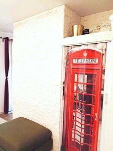 クラクフにあるApartment Londonの赤い電話ブース