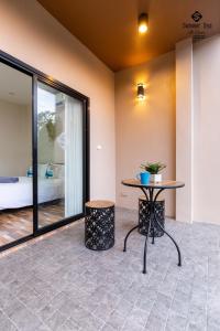 um quarto com uma mesa e uma cama em Summer Sea Villa Khanom ซัมเมอร์ซีวิลล่า ขนอม em Ban Phang Phrao