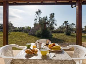 サルヴェにあるCasa Barzò - surrounded by olive treesのパンとフルーツの朝食付きテーブル