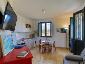 サルヴェにあるCasa Barzò - surrounded by olive treesのキッチン、リビングルーム(赤いテーブル付)、ダイニングルーム