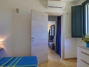 Habitación con una puerta que conduce a un pasillo en Casa Barzò - surrounded by olive trees, en Salve