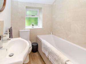 Fox Bank Cottage في ماكليسفيلد: حمام مع حوض استحمام ومرحاض ومغسلة +18 صورة