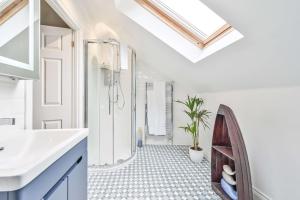 Lisburne Place - Luxury Three Bedroom Town House tesisinde bir banyo