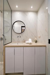 y baño con lavabo y espejo. en Estilo luxury apartment, en Kavala