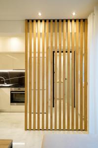 una parete divisoria in legno in una cucina con angolo cottura e asterisco-asterisco. di Estilo luxury apartment a Kavala