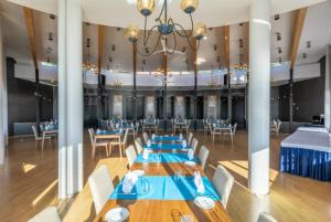 a dining room with a long table and chairs at Lepanina Hotell in Kabli