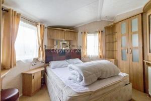 una camera con un grande letto di Beautiful, Pet Friendly Caravan By The Beach In Suffolk Ref 40126nd a Lowestoft